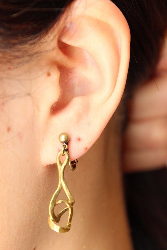簡約款 莫比烏斯環意象夾式耳環（黃銅款） 第3張的照片