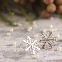 雪の結晶ピアス　シルバー（スタッドタイプ） 1枚目の画像