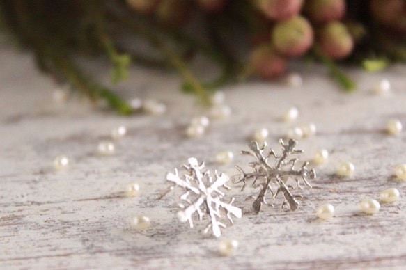 雪の結晶ピアス　シルバー（スタッドタイプ） 1枚目の画像