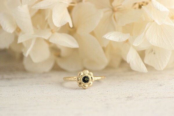 １０月の誕生石　グリーントルマリンの小花リング　K18GP真鍮