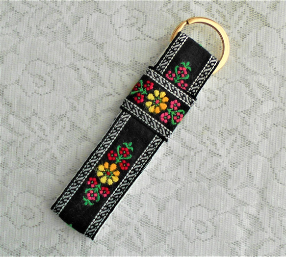 ハンドメイド*キーホルダー*キーリング*チロリアン*刺繍*お花*ストラップ*ブラック系 1枚目の画像