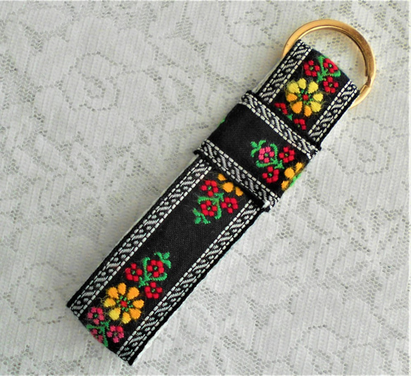 ハンドメイド*キーホルダー*キーリング*チロリアン*刺繍*お花*ストラップ*ブラック系 3枚目の画像