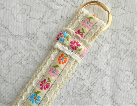 ハンドメイド*キーホルダー*キーリング*チロリアン*刺繍*お花*フラワー*レース*ストラップ*白 3枚目の画像