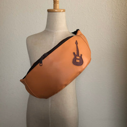 ギターのかたちの。ウエストandボディバッグ。フェイクレザー。エレキギターColor:オレンジ 2枚目の画像