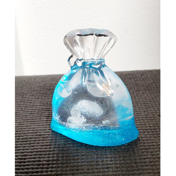 「巾着袋・クラゲ」レジンアクセサリー 海カラー クラゲ  星の砂 2枚目の画像