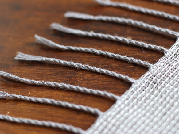 リネン×コットンの手織りストール(グレー)ストール留めのオマケ付 4枚目の画像