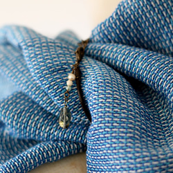 リネン×コットンの手織りストール(ブルー)ストール留めのオマケ付 3枚目の画像
