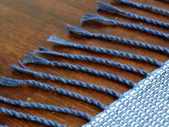 リネン×コットンの手織りストール (藍色)オマケ付 4枚目の画像