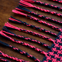 手織りコットンストール 3ｼｰｽﾞﾝﾁｸﾁｸしない  千鳥格子ﾚｯﾄﾞ&ﾌﾞﾗｯｸ 5枚目の画像