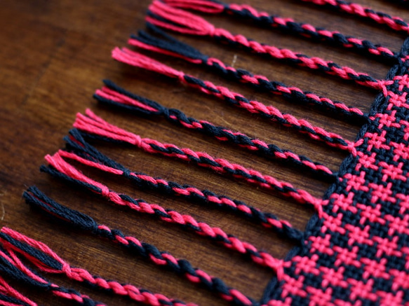 手織りコットンストール 3ｼｰｽﾞﾝﾁｸﾁｸしない  千鳥格子ﾚｯﾄﾞ&ﾌﾞﾗｯｸ 5枚目の画像