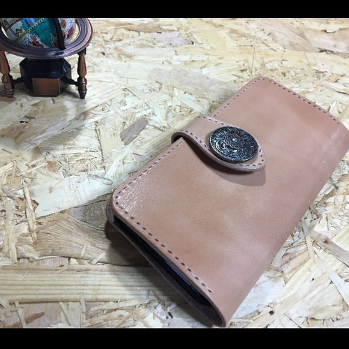 iPhoneシリーズコンチョ付き高級 栃木レザーヌメ革□手縫い製作