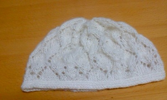リーフ模様の白いベレー帽 2枚目の画像