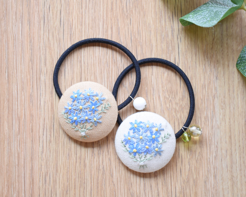 花束シリーズ くるみボタンのヘアゴム (h.ブルーデイジー×beige/生成り