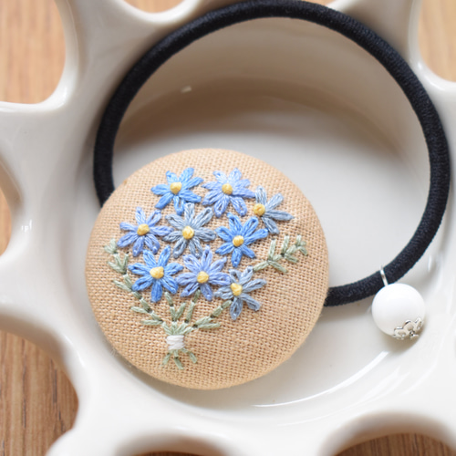 花束シリーズ くるみボタンのヘアゴム (h.ブルーデイジー×beige/生成り