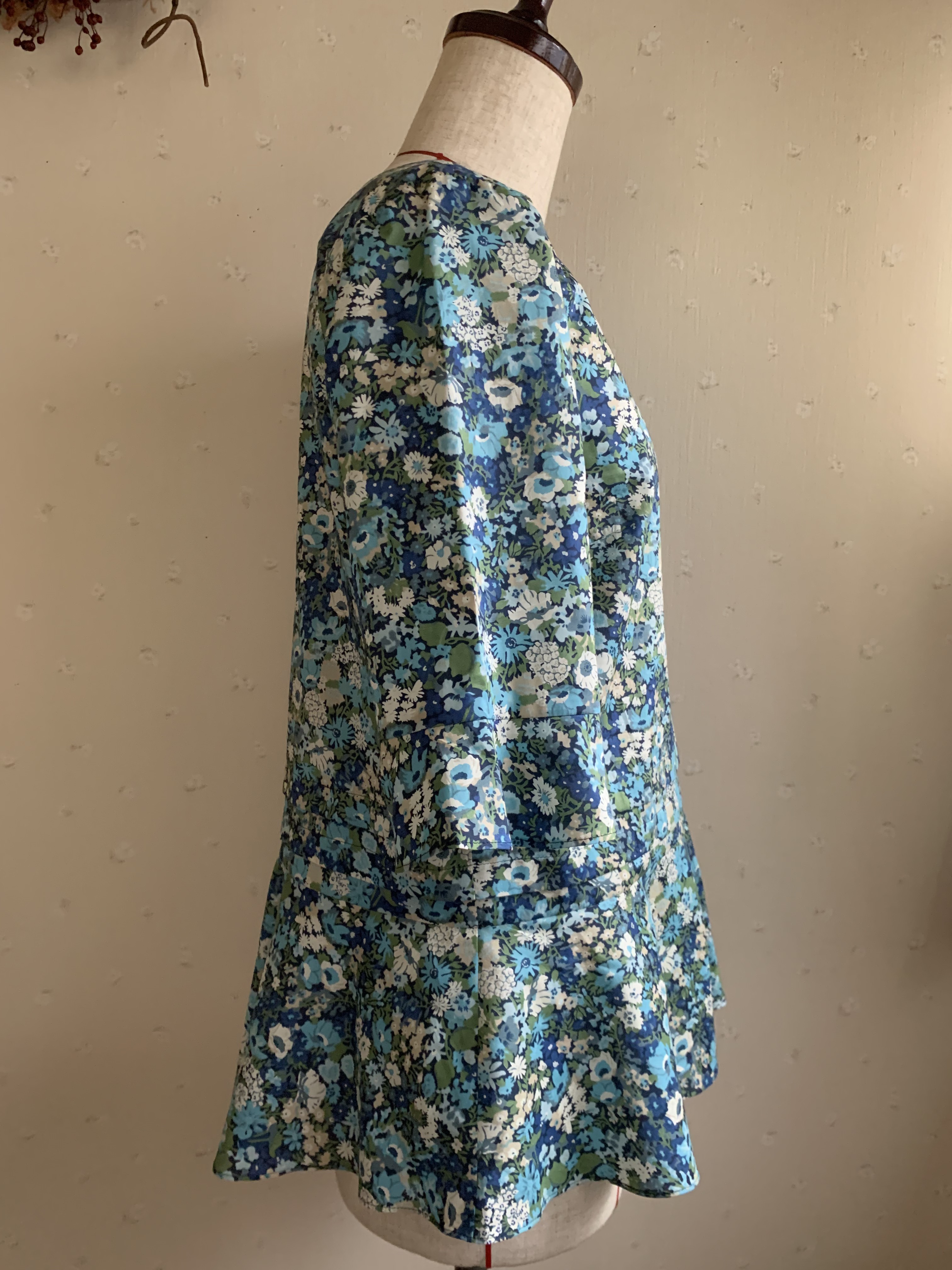 ピンタックのブルーブラウス