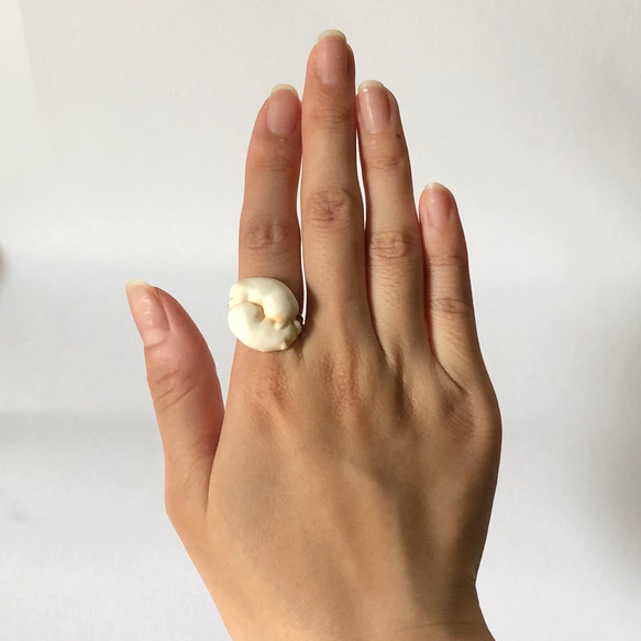 指先で眠る白犬のリング（指輪）大きめver3 4枚目の画像