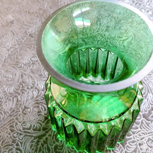 送料込】*緑のフラワーベース* 花瓶 エメラルドグリーン 硝子 送料込】*緑のフラワーベース* 花瓶 エメラルドグリーン 硝子