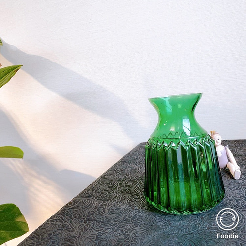 送料込】＊緑のフラワーベース＊ 花瓶 エメラルドグリーン 硝子