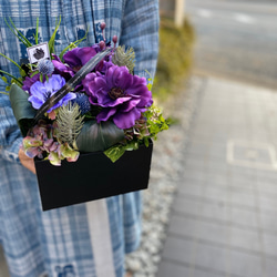 送料無料≉造花のアレンジBOX 紫　≉贈りものにも。ご自宅用にも素敵！ 1枚目の画像