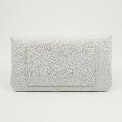 光を纏って美しく輝く スペイン シープレザー FIORINO フィオリーノ かぶせ型 長財布（アイボリー） 4枚目の画像