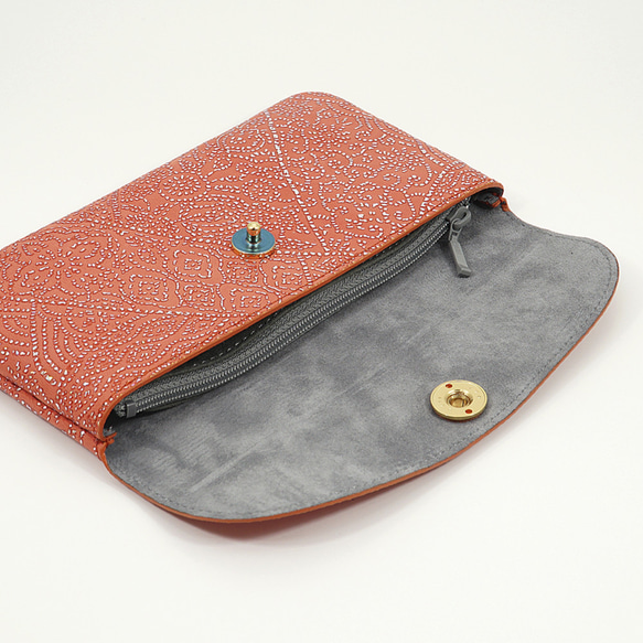 光を纏って美しく輝く スペイン シープレザー FIORINO フィオリーノ かぶせ型 長財布（オレンジ） 4枚目の画像