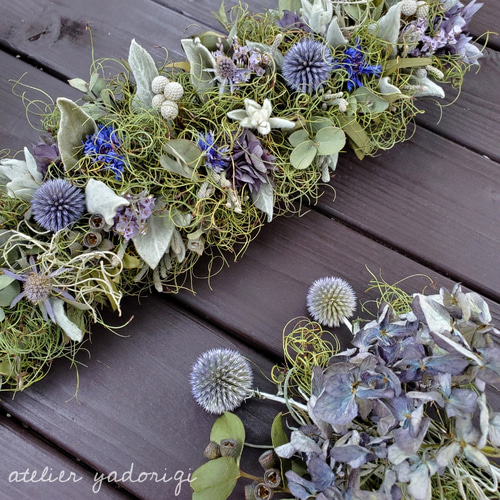 シルバーブルニアの実と瑠璃玉アザミを紡いだ涼しげ縦長ガーランド  