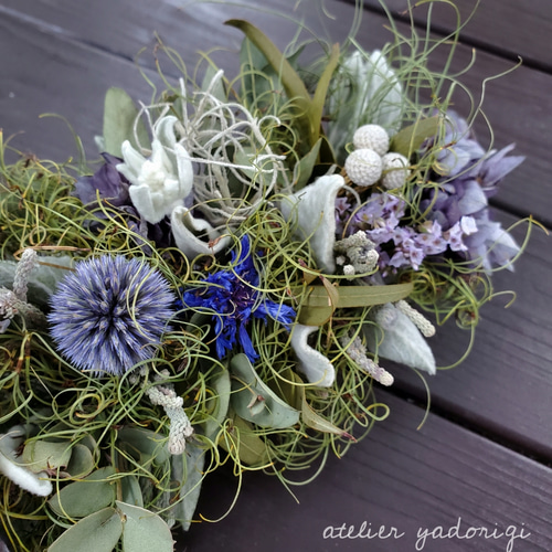 シルバーブルニアと2種類のユーカリを紡いだ縦長ガーランド''