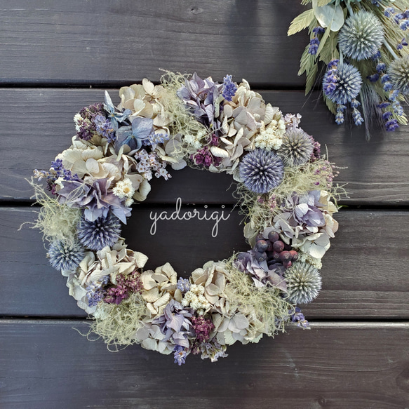 2種類の富良野ラベンダーと瑠璃玉アザミのアンティークブルーリース  