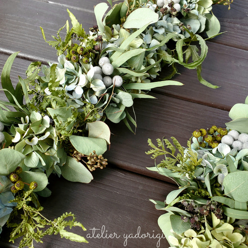 シルバーブルニアと2種類のユーカリを紡いだ縦長ガーランド'' リース