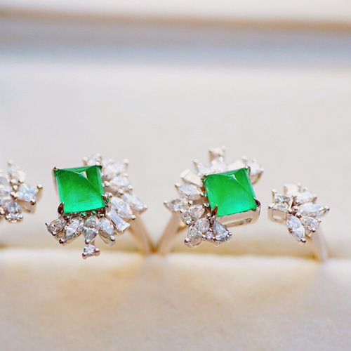 K18WG 天然ダイヤモンドエメラルドピアス18金上品高貴