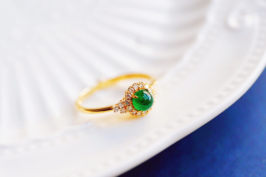 「豪華」K18 愛の成就 天然エメラルド　ダイヤモンド　並び無い　5月誕生石　夫婦愛　安定　リング　ラウンド