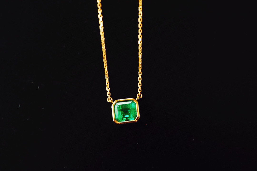 「受注制作」ネックレス　K18 愛の成就 天然エメラルド　春　並び無い　高貴　5月誕生石　夫婦愛　安定