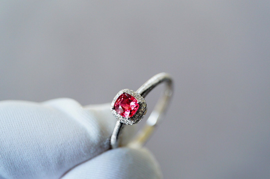 2390g ♥ スピネル 8月誕生石 尖晶石 原石 天然石 手彫り 1点もの