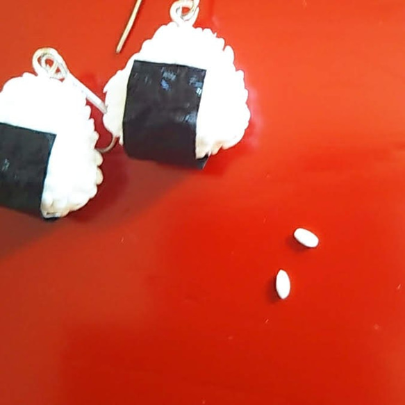 【オニギリピアス】お米粒を一粒一粒チネって作るミニチュアフードのオニギリ（イヤリングに変更可能） 2枚目の画像