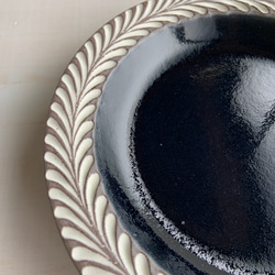 ロリエ　リムプレート（皿）　大　ブラウン/ネイビー【手彫り】 3枚目の画像