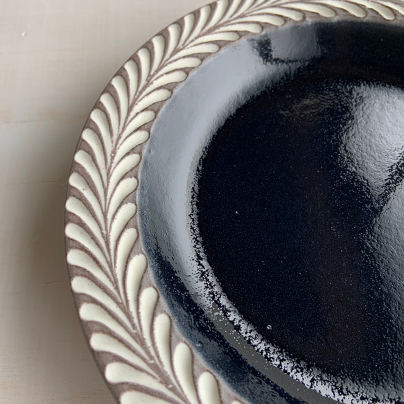 ロリエ　リムプレート（皿）　大　ブラウン/ネイビー【手彫り】 3枚目の画像