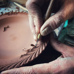ロリエ　リムプレート（皿）　大　ブラウン/ネイビー【手彫り】 5枚目の画像