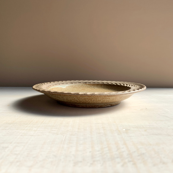 ロリエ　リムプレート（皿）小　EMU/イエロー【手彫り】 5枚目の画像
