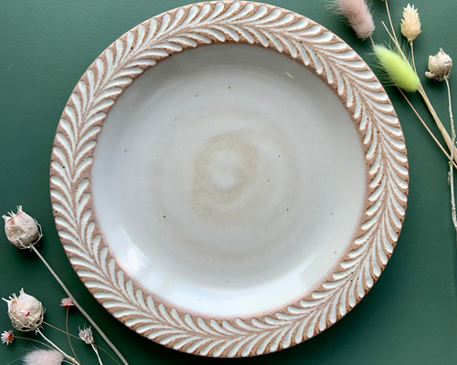 ロリエ リムプレート（皿）大 ベージュ／ホワイト【手彫り】 大皿 you