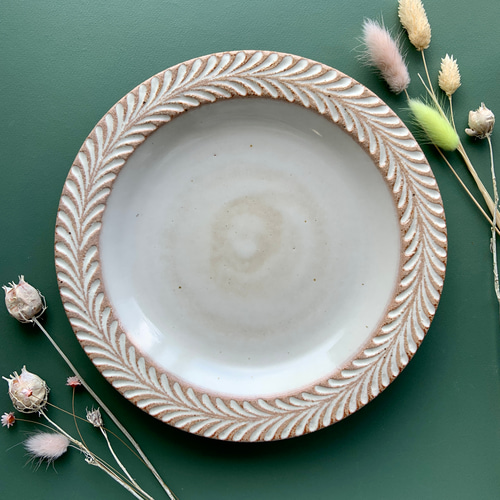ロリエ リムプレート（皿）大 ベージュ／ホワイト【手彫り】 大皿 you
