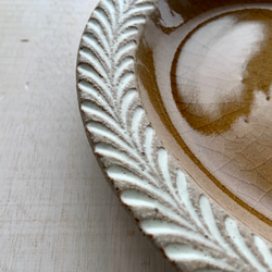 ロリエ　リムプレート（皿）　大　ベージュ/イエロー【手彫り】 4枚目の画像