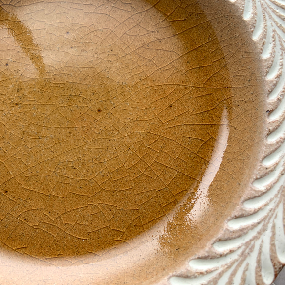 ロリエ　リムプレート（皿）　大　ベージュ/イエロー【手彫り】 5枚目の画像