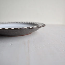 ロリエ　リムプレート（皿）　小　ブラウン/ホワイト【手彫り】 3枚目の画像