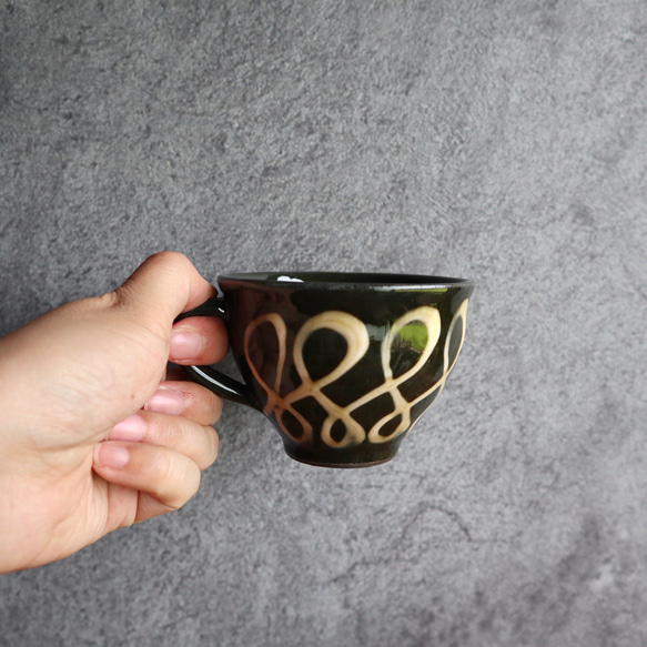 スリップウェア　コーヒーカップ　丸型　ブラウンハナビ 4枚目の画像