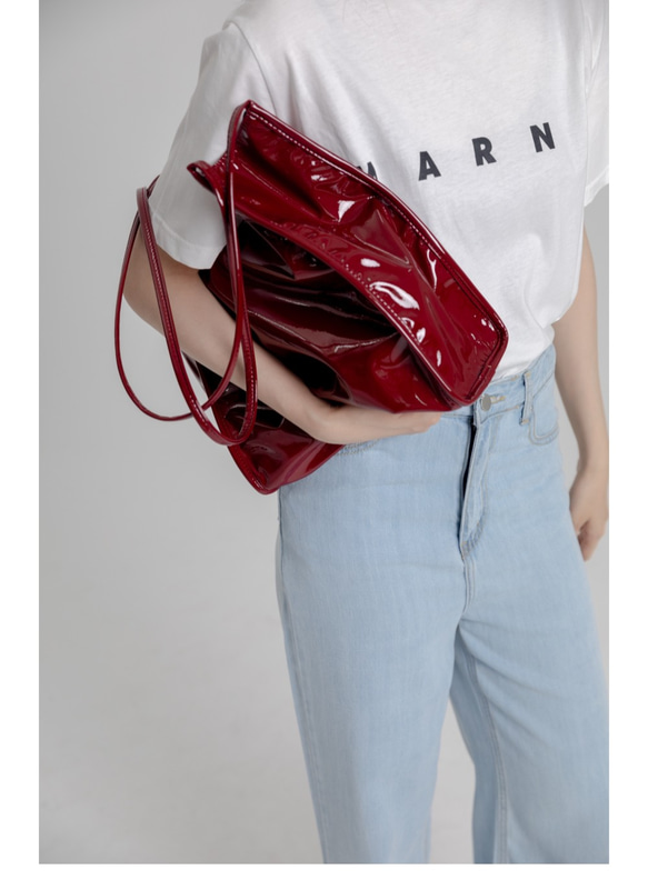 酒紅色 酷颯學姐 超軟漆皮雙肩帶大托特包 手提單肩包 通勤購物袋 第4張的照片