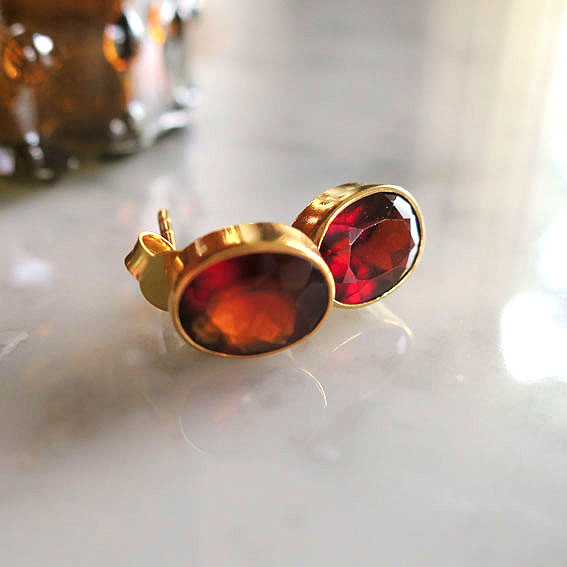 【大粒】ガーネットのスタッドピアス　ゴージャス　K18GP　1月の誕生石｜天然石ジュエリー