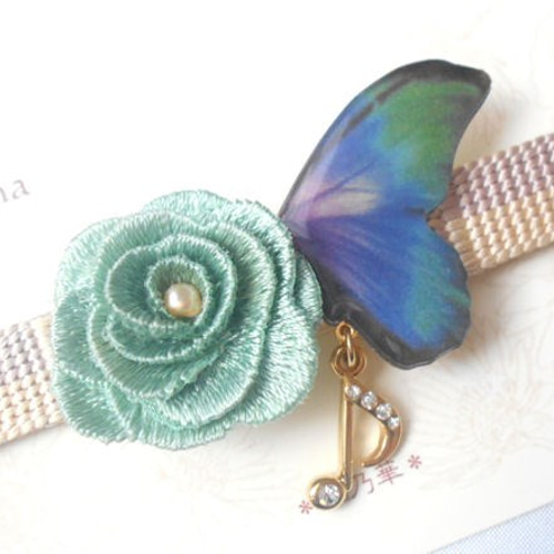 帯留）紫～青緑のグラデーション蝶＆薔薇 淡水パール・音譜 帯留め 和  