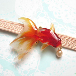 (帯留）涼しげな赤い金魚＆淡水パール　　金魚 2枚目の画像