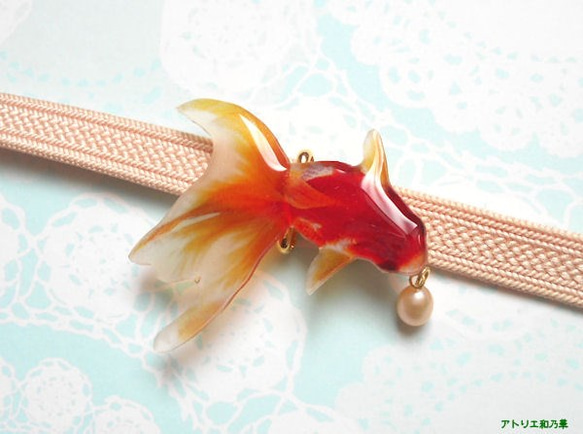 (帯留）涼しげな赤い金魚＆淡水パール　　金魚 2枚目の画像