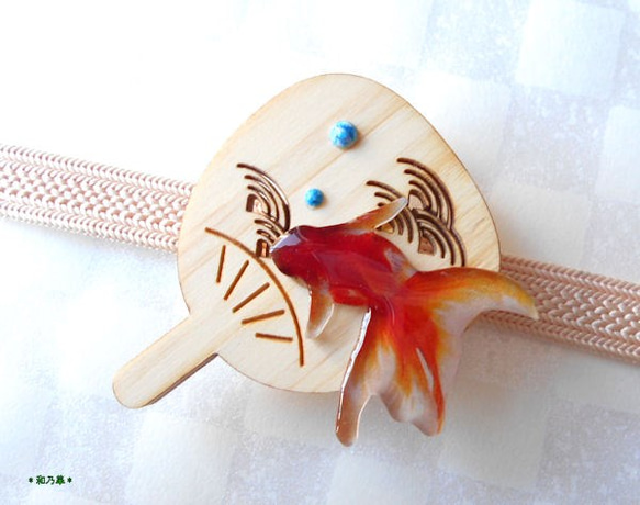 (国産ひのき帯留）青海波うちわに 赤い金魚・改良版 1枚目の画像